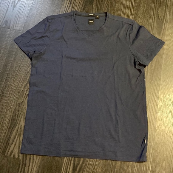 🍍HUGO BOSS V NECK T SHIRT🍍SIZE MEDIUM 🍍M-1 - Picture 1 of 3